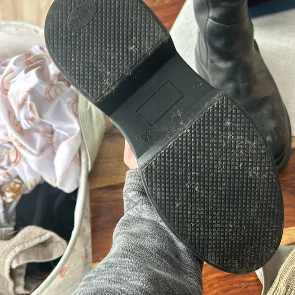 Black boots - Picture 3 of 3